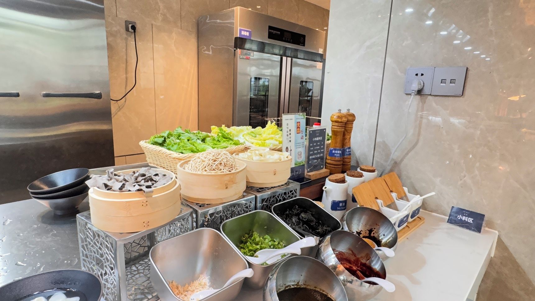 Una mesa de buffet con diferentes alimentos y acompañamientos.