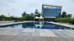 Una piscina con un edificio moderno sullo sfondo.