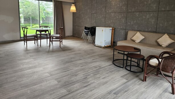 Un interno moderno con zona pranzo, divano e vista su piante.