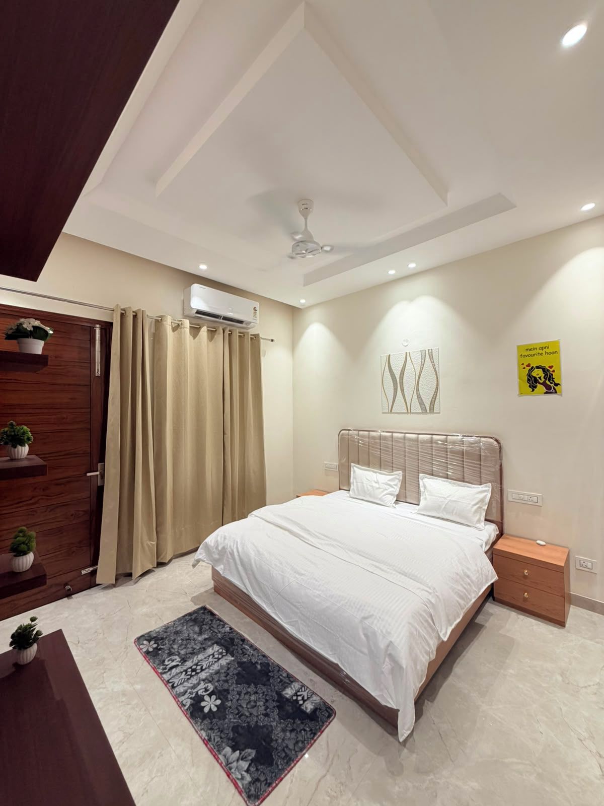 Een moderne slaapkamer met een bed, nachtkastje en plafondventilator.