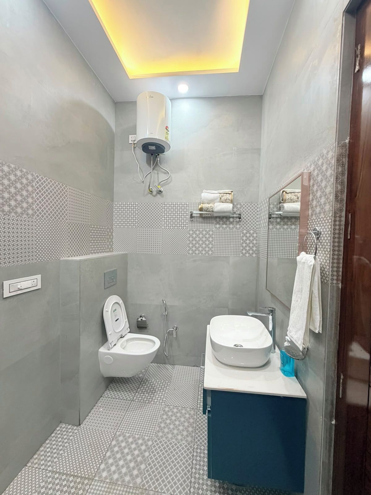 Ein modernes Badezimmer mit Toilette, Bidet und Waschbecken.