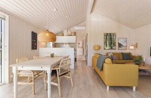 Un interior moderno con comedor, cocina y sala de estar.