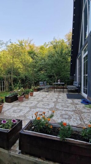 Outdoor dining - Frame at the Fair (Qusar)