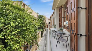 Outdoor dining - Asikiko Suites - Rethymno Old Town Balcony Suite (Rethymno)