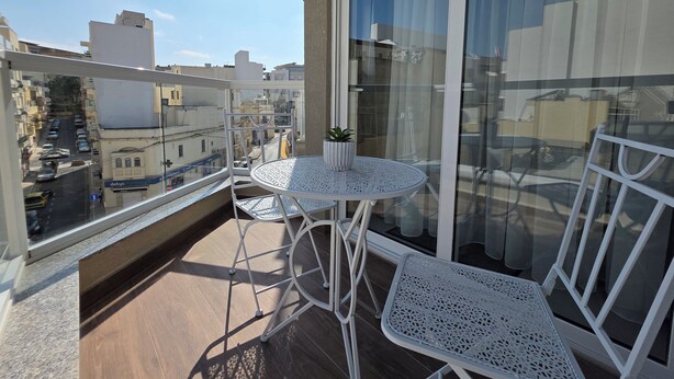 Outdoor dining - Central Msida 1BR APT with Terrace (Msida)
