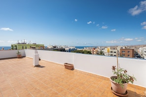 A rooftop terrace with a view of the sea and surrounding buildings. - Home2Book Betty's Chic City Apartment (Puerto del Rosario)