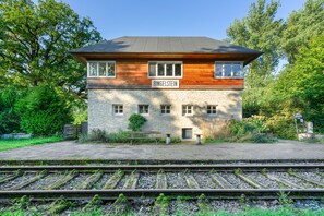 Un edificio de dos pisos con fachada de piedra y sección superior de madera, identificado como 'RINGELSTEIN'.