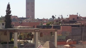 Vista de uma paisagem urbana com uma torre imponente e edifícios ao redor.