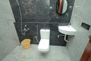 Deluxe Room, Garden View | Bathroom - Villa Nova Resort (Puducherry)