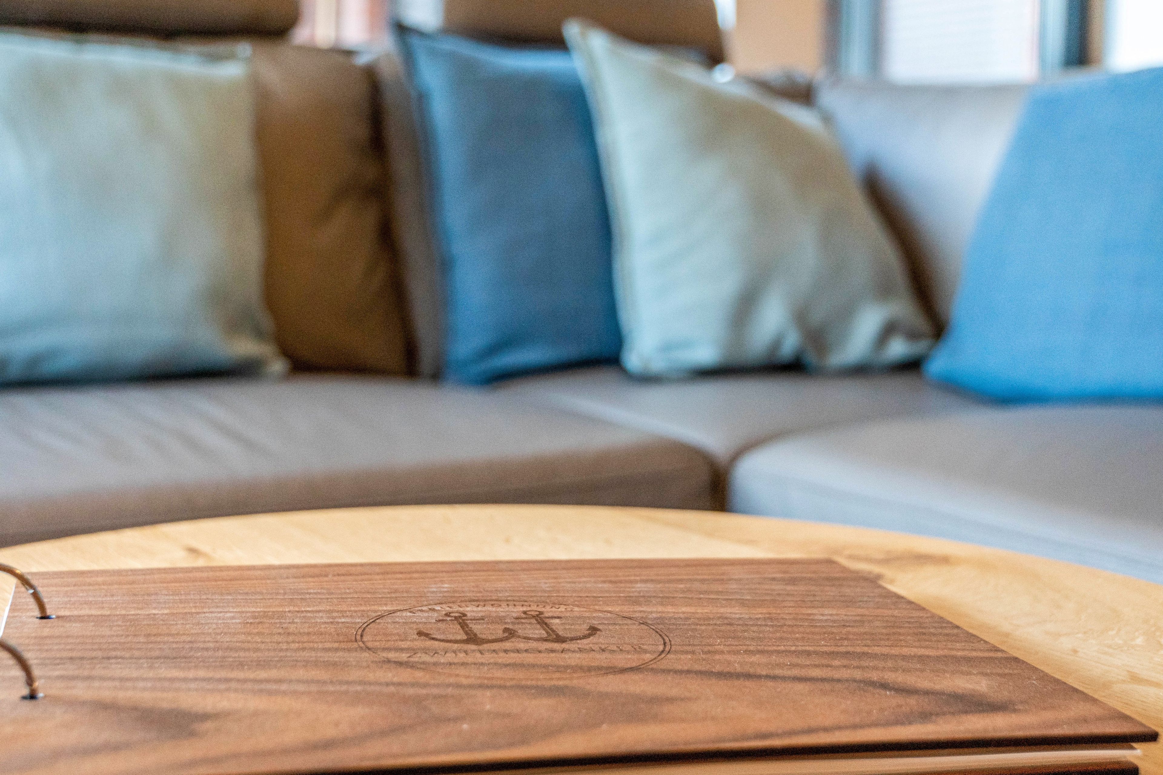 Un plateau en bois avec du texte en relief, posé sur une table.