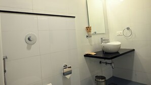 Zweibettzimmer, Gartenblick | Badezimmer | Dusche, kostenlose Toilettenartikel, Handtücher, Seife