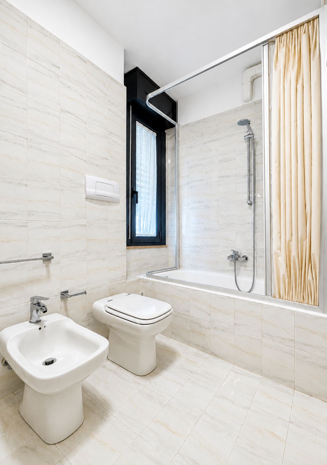 Ein modernes Badezimmer mit integriertem Bidet, Toilette und einer Duschkabine.