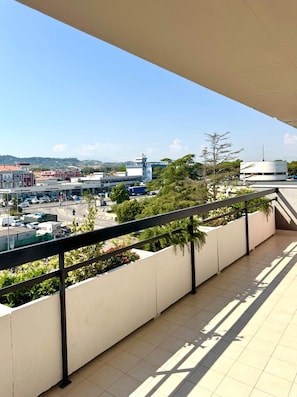 A balcony with a view of a cityscape, including buildings and a church. - Emy Dreams | Apartment near the beach, Pescara and Montesilvano (Marina)