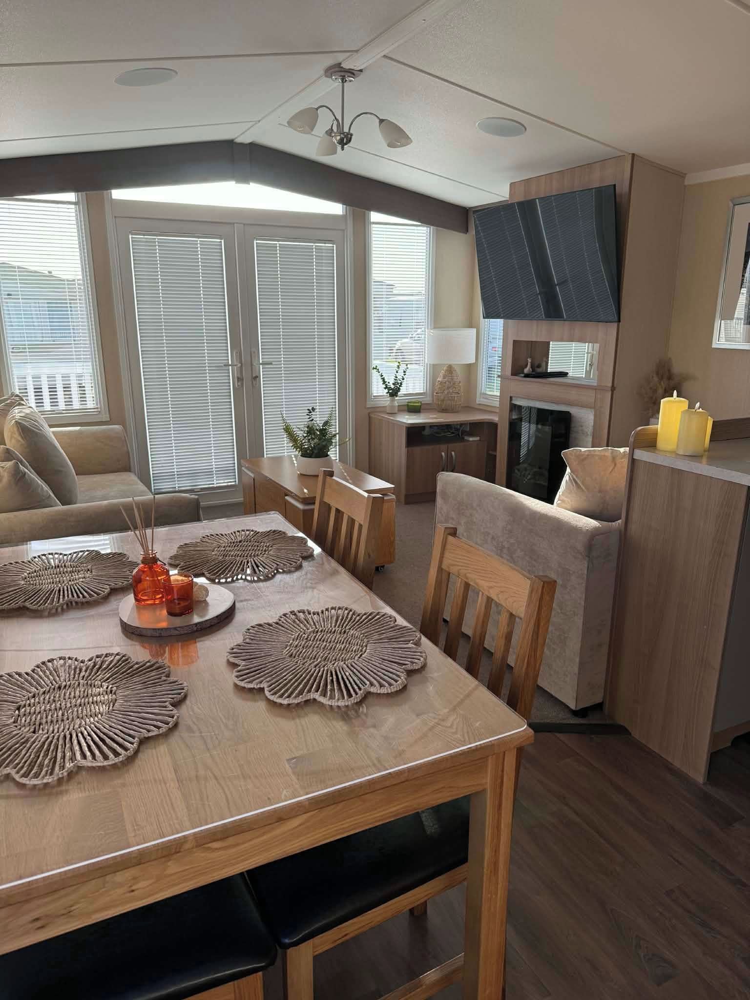 Una sala de estar moderna con una mesa de comedor, sofá y zona de cocina.