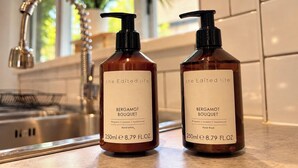 Twee flessen Bergamot Bouquet handlotion op een aanrecht.