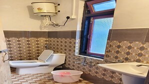Basic Double Room | Bathroom | Towels, soap, shampoo - Kanchanview Homestay (Rishop)