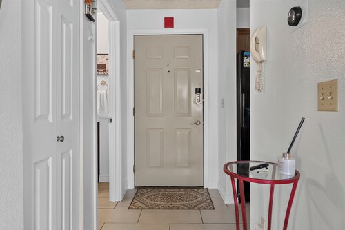 Remodeled  1-bedroom condo with garage in Anchorage perfect for a relaxing stay