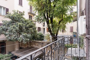 A residential building with balconies, a tree, and a metal railing. - A comfortable and bright 64 square meters apartment, perfect for four people, located on the first floor of a building with an elevator (NOT accessible to people with disabilities).The property is in a highly strategic location for exploring the city, si (Milan)