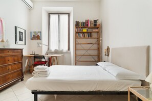 A bedroom with a bed, a desk, a chair, a bookshelf, and a dresser. - A comfortable and bright 64 square meters apartment, perfect for four people, located on the first floor of a building with an elevator (NOT accessible to people with disabilities).The property is in a highly strategic location for exploring the city, si (Milan)