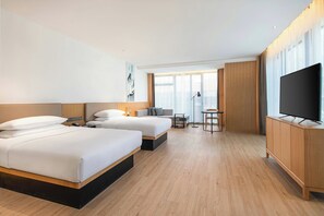 A hotel room with two beds, a TV, a desk, and a chair. - Fairfield By Marriott Taiyuan South (Taiyuan)