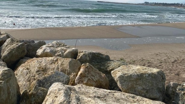 A beach with large rocks in the foreground and waves in the background. - Vraja Marii Eforie Nord (Eforie)
