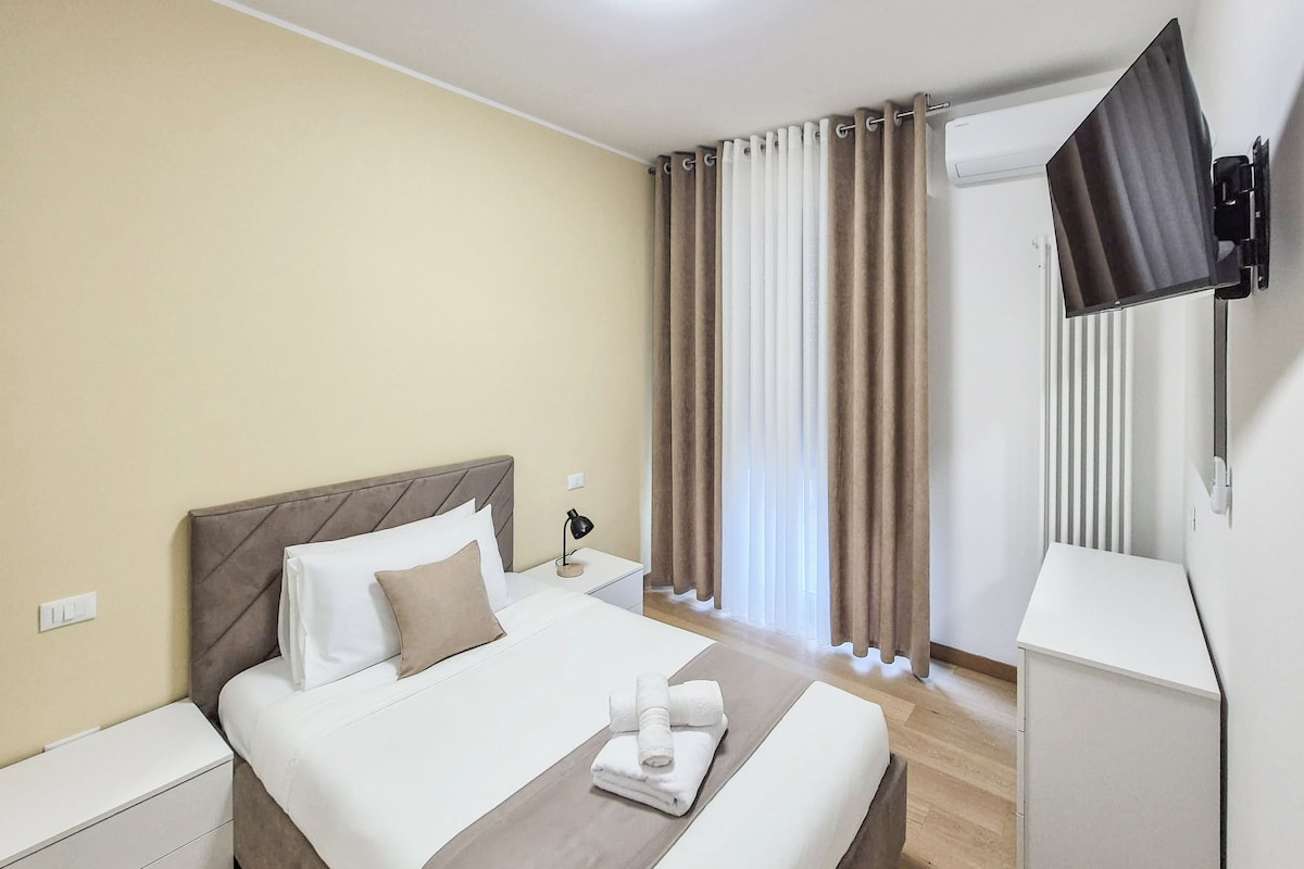 Chambre Simple, 1 grand lit 1 place, balcon | Fer et planche à repasser