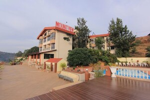 Un hotel llamado 'Mount View' con terraza, mobiliario exterior y zona de piscina.