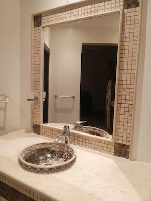 A bathroom with a large mirror, a sink with a decorative basin, and a towel rack. - Dorar Darea Hotel Apartments Al Malqa 2 (Riyadh)