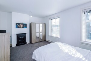 Double Room, 2 Double Beds, Non Smoking | WiFi (free)