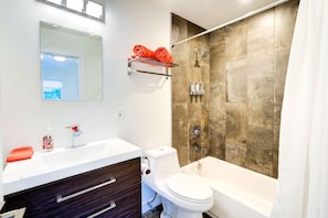 A modern bathroom with a white sink, a toilet, a bathtub, and a shower area. - Innhale Cannabis Friendly B&B - Adults Only (Manitou Springs)