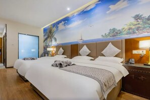 Quarto de hotel com uma cama grande, um mural com paisagem tropical, cabeceira de madeira e mesa de cabeceira com abajur.