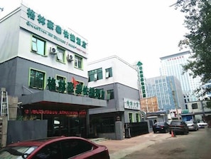 A building with a modern architectural style, featuring a flat roof and a prominent entrance. - Greentree Inn Tianjin Hexi Olympic Sports Center Cancer Hospital Subway Station Express Hotel (Tianjin)