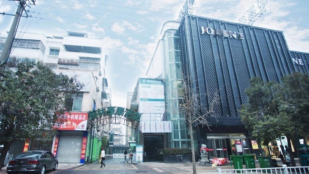 A street view with a large building labeled 'JOINT' and a closed shop with a red sign. - Greentree Inn Anhui Suzhou Si District Bianhe Avenue Business Hotel (Suzhou)