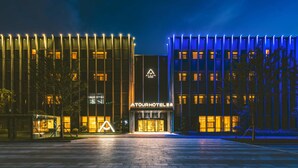 A hotel with a modern facade, a prominent entrance, and a well-lit exterior. - Yaduo Hotel, Dongshahu, Suzhou Industrial Park (Suzhou)