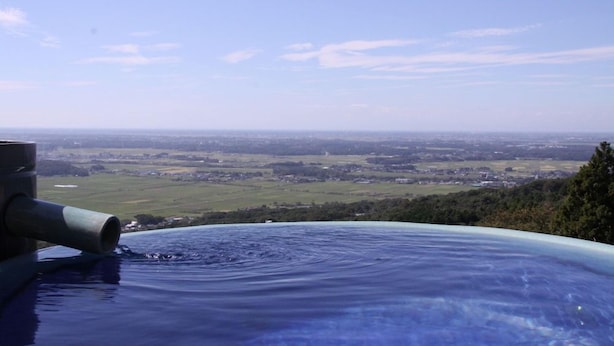 Ein Whirlpool mit Blick auf eine entfernte Landschaft.