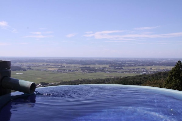 Een hottub met uitzicht op een uitgestrekt landschap.