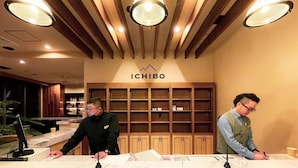 Ein Empfangsschalter mit Holzbeschichtung und einem Schild mit der Aufschrift 'ICHIBO'.