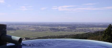 Un jacuzzi con vista a un paisaje lejano.