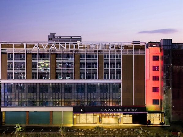 Um edifício moderno com uma placa grande indicando 'AVANDE HOTEL'.