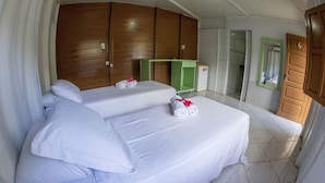 A hotel room with two beds, a green desk, a shower area, and a door marked with the number 6. - Pousada Sol e Mar - Noronha (Fernando de Noronha)