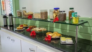 A buffet counter with various food items and condiments. - Pousada Sol e Mar - Noronha (Fernando de Noronha)