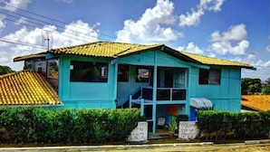 A two-story building with a blue exterior and a tiled roof. - Pousada Sol e Mar - Noronha (Fernando de Noronha)