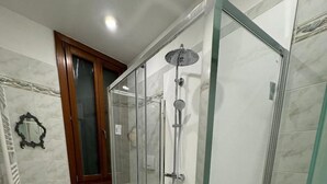 A modern bathroom with a glass-enclosed shower, a pedestal sink, and a marble floor. - Venezia - Calle Campanile 3076 (Venice)