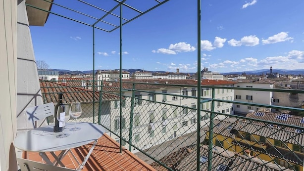 Outdoor dining - Penthouse With big Terrace in Oltrarno-hosted by Sweetstay (Florence)