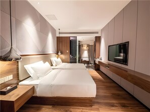 A modern hotel room with a large bed, a TV, and a wooden floor. - Borrman Hotel Hengyang Huaxin Caixia Street (Hengyang)