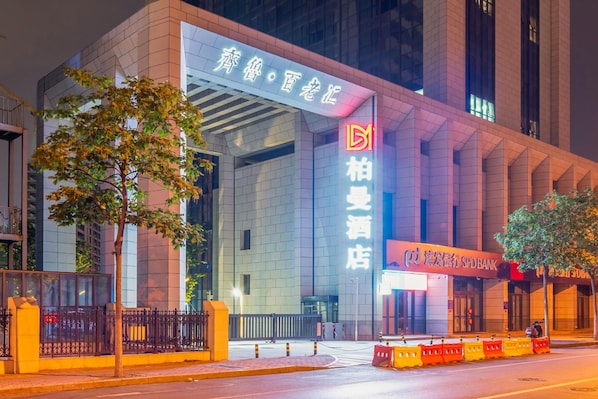 Um edifício moderno com entrada e sinalização marcantes.