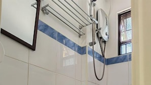 Un bagno con il water, un lavandino e una doccia.