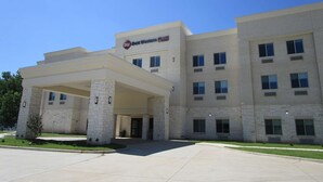 A multi-story building with a sign that reads 'Best Western PLUS.' - Bonham Hotel (Bonham)
