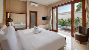 A hotel room with a bed, a TV, a chair, and a view of a swimming pool. - Monaco Blu Luxury Villas and Spa (Keroboken Kelod)