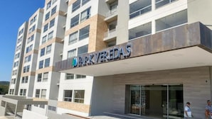 A multi-story building with a prominent sign reading 'PARK VEREDAS'. - Park Veredas Resort (Rio Quente)